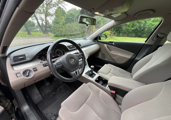 Volkswagen Passat cena 23900 przebieg: 225882, rok produkcji 2010 z Poznań małe 466